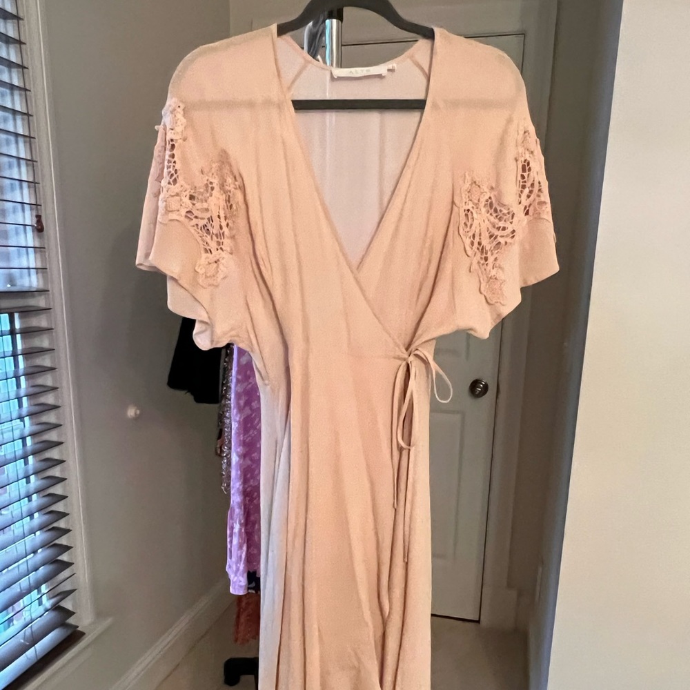Gorgeous blush ASTR dress